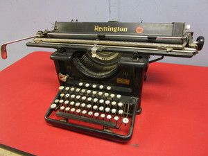 lot 210 image: VINTAGE REMINGTON PARAGON 16 TYPEWRITER