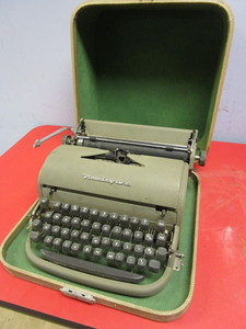 lot 211 image: VINTAGE REMINGTION PORTABLE TYPEWRITER, WITH CARRYING CASE