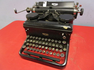 lot 212 image: VINTAGE ROYAL TYPEWRITER