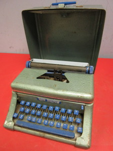 lot 215 image: VINTAGE TOM THUMB PORTABLE TYPEWRITER