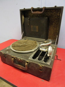 lot 217 image: VINTAGE SILVERTONE DELUXE TRU-PHONIC PORTABLE PHONOGRAPH, WITH CASE, MADE BY SEARS-ROBUCK