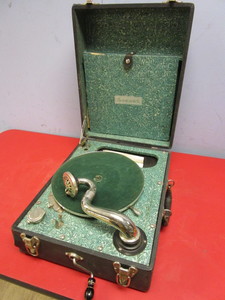lot 218 image: VINTAGE BRUNSWICK PORTABLE PHONOGRAPH, 78 RPM RECORDS, VICTROLA STYLUS, DUO-TONE NEEDLES