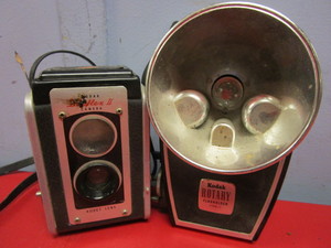 lot 229 image: VINTAGE KODAK DUAFLEX II CAMERA AND KODAK ROTARY FLASHOLDER TYPE-1