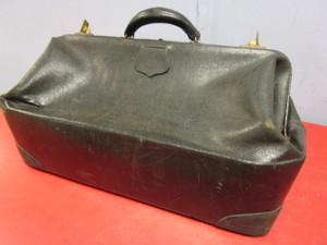 lot 230 image: VINTAGE DOCTOR BAG