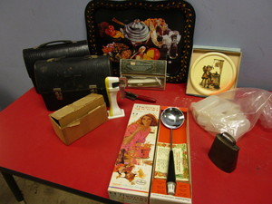 lot 239 image: VINTAGE KITCHEWARE. OTHER HOME GOODS, INCLUDING THERMO-SPOON, SEARS 2-SPEED SCISSORS,  MORE