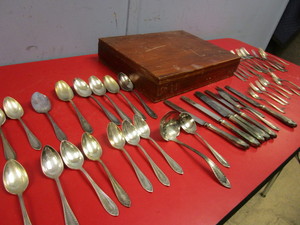 lot 245 image: VINTAGE COMMUNITY PLATE FLATWARE, SILVER-PLATED