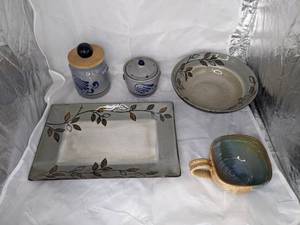 lot 302 image: Assorted Stoneware and Ceramic Decor Pieces