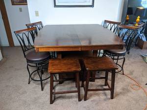 lot 318 image: Lovely Wood Kitchen Table with Six Stools