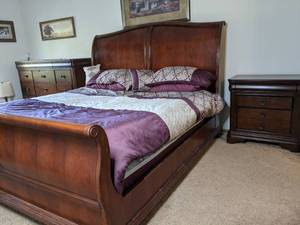 lot 100 image: Picket House Furnishings Sleigh Bed with Matching Nightstand and Dresser