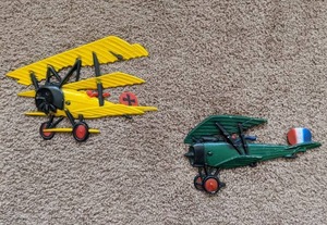 lot 130 image: (2) HOMCO Vintage 1975 Metal Airplane Wall Hangings