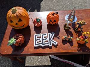 lot 229 image: Assorted Halloween Decorations
