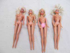 lot 10 image: Vintage Barbies
