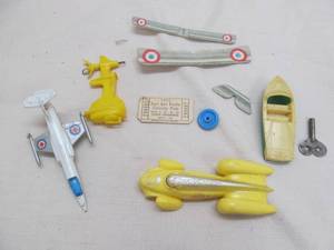 lot 14 image: Vintage toy parts