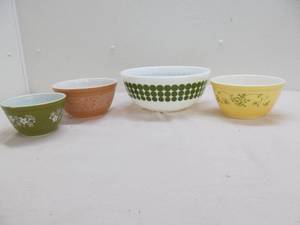 lot 19 image: Pyrex bowls