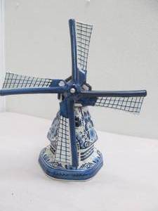 lot 29 image: Hand painted lamp