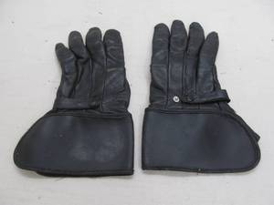 lot 38 image: Leather gloves