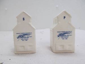 lot 44 image: Hadley MN saltpepper shakers