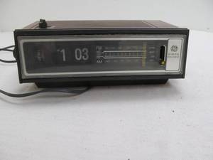 lot 48 image: GE electric radio