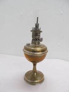 lot 79 image: Vintage oil lamp