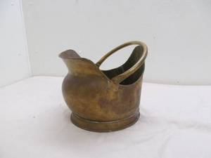 lot 104 image: Brass bucket