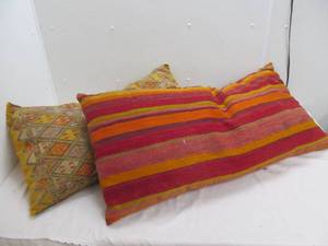 lot 122 image: Accent pillows