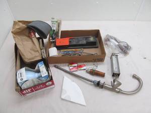 lot 124 image: Assortment of hardware