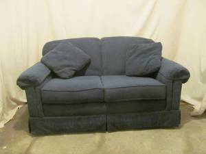 lot 135 image: Lazy boy love seat
