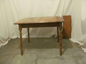 lot 147 image: Antique dining table
