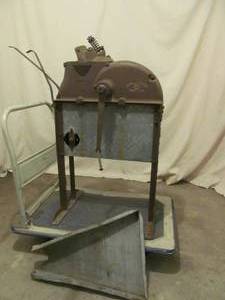 lot 171 image: Antique John Deere corn sheller