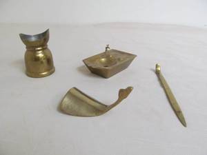 lot 80 image: brass items