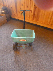 lot 19 image: Super K-Gro Spreader