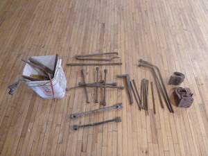 lot 28 image: Bucket of Hand Tools