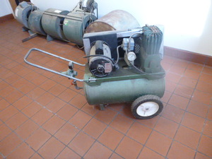 lot 32 image: Air Compressor