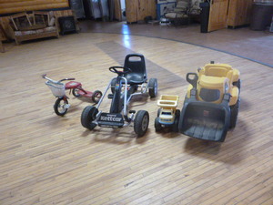 lot 43 image: Childs Peddle Toys