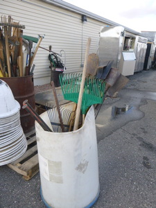 lot 46 image: Tub of Lawn Tools