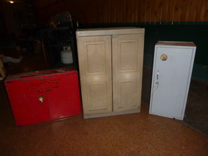 lot 56 image: 3 Garage Cabinets