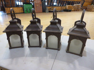 lot 95 image: 4 Outdoor Lights