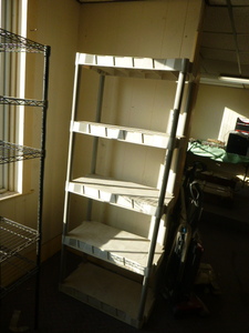 lot 104 image: 5 Tier Plastic Shelving