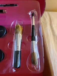 lot 5 image: Bare Minerals Make-Up Set