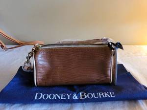 lot 8 image: Dooney and Bourne handbagclutch (New w tags)