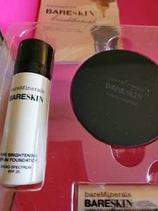 lot 11 image: Bare Minerals Make-up Set
