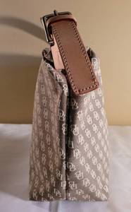 lot 59 image: Dooney and Bourke Handbag