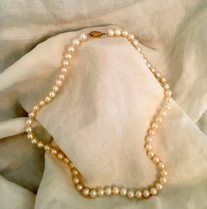 lot 83 image: White pearls by Jacmel