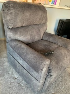 lot 5 image: Electric Upholstered Lift Chair (Like New)