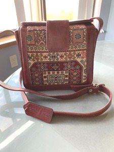 lot 11 image: Ladies Handbag