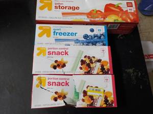 lot 86 image: Sandwich, Quart and Gallon Size Bag...