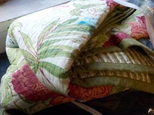 lot 110 image: Reversible Queen Size Comforter and...