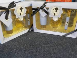 lot 122 image: set of 2 Ariana Grande Fragrance Gi...