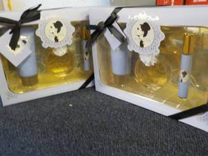 lot 123 image: set of 2 Ariana Grande Fragrance Gi...