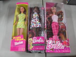 lot 292 image: 3 Barbies...